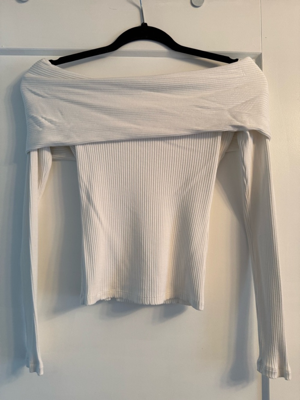 Babaton White Off-Shoulder Ribbed Crop Top